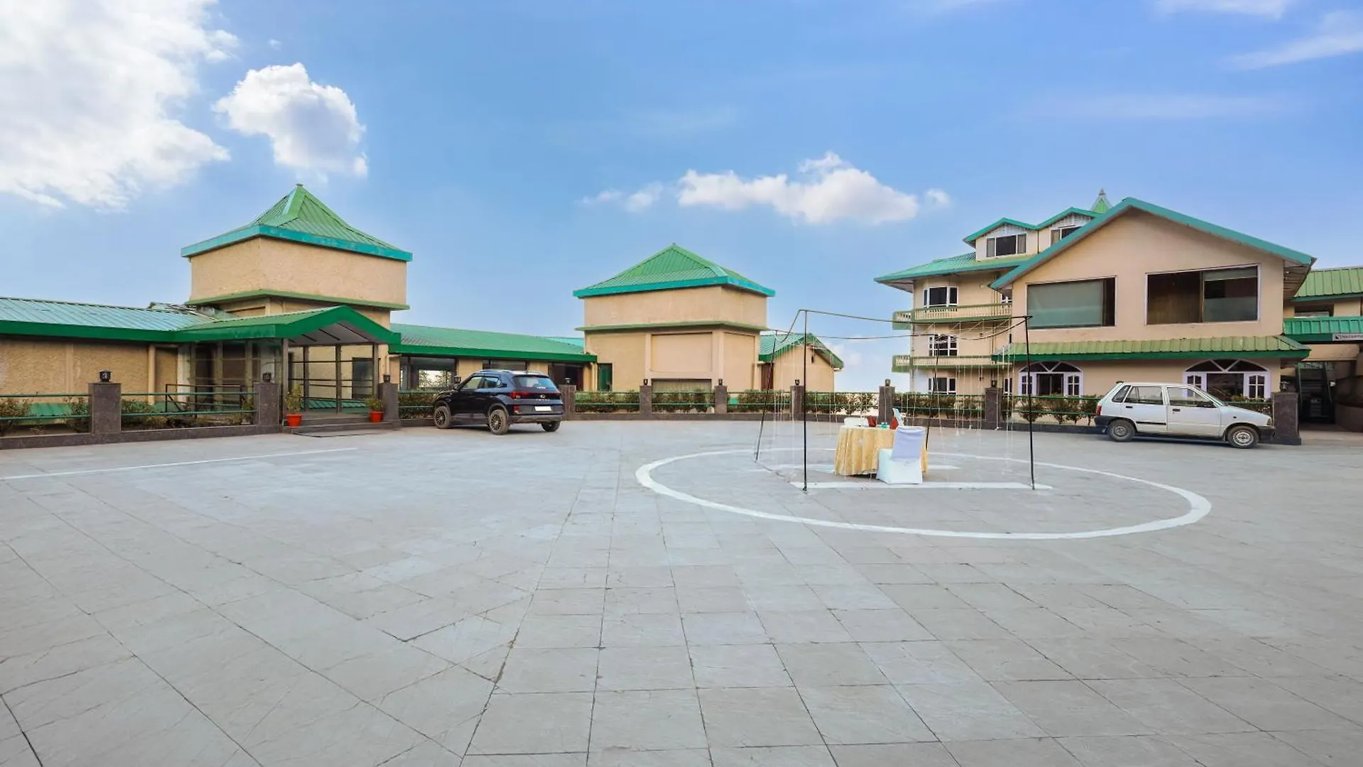 Sterling Kufri Hotel 4*,