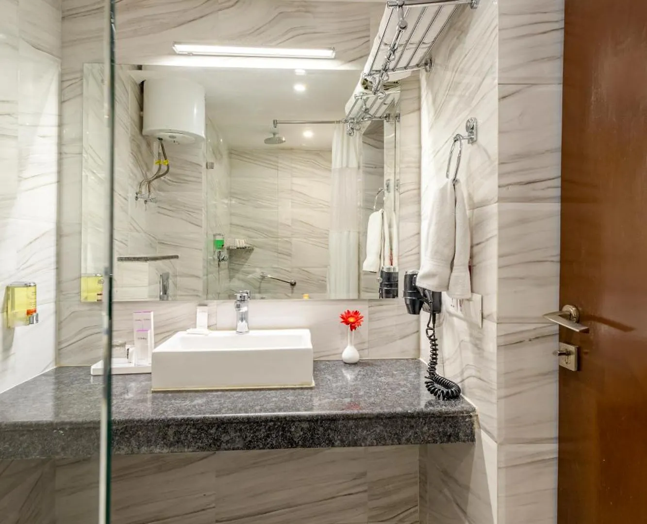 Sterling Kufri Hotel 4*,