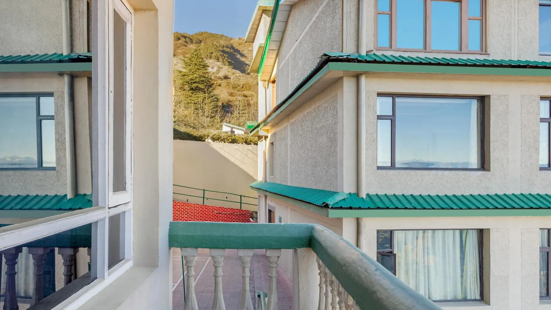 Sterling Kufri Hotel 4*,